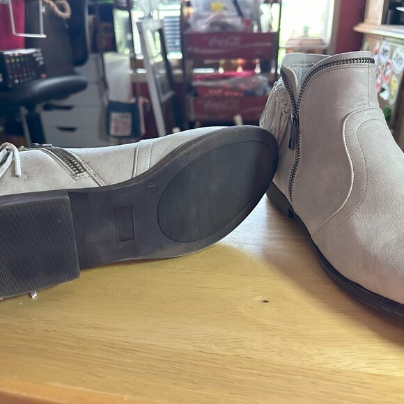 Boots - Picture 5 of 6